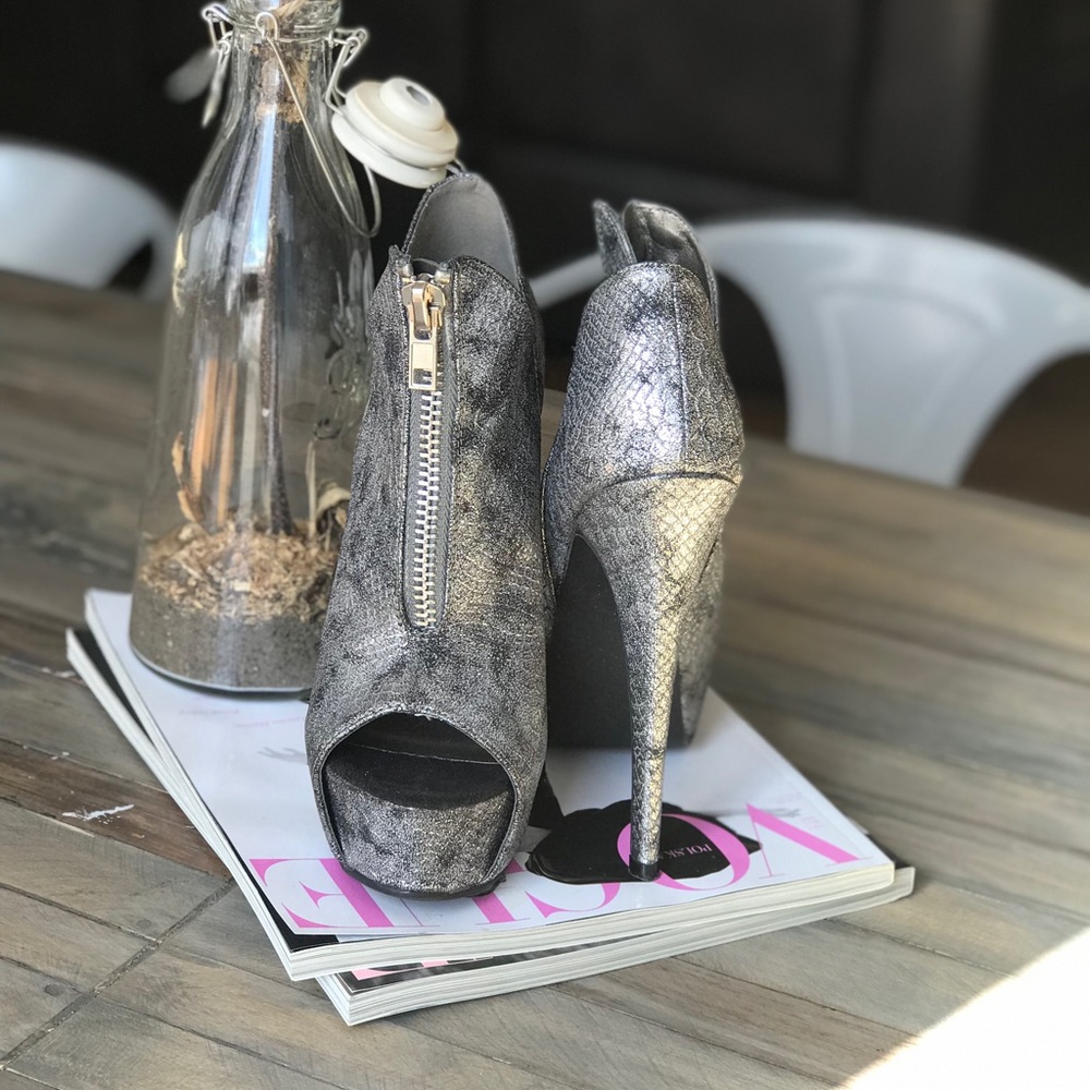 Micheal Antonio ankle booties